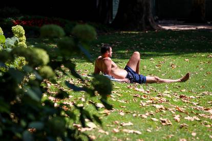 FOTO Vrućine ispraznile Zagreb. Turisti spavaju po livadama, a svi se osvježavaju i na zdencima