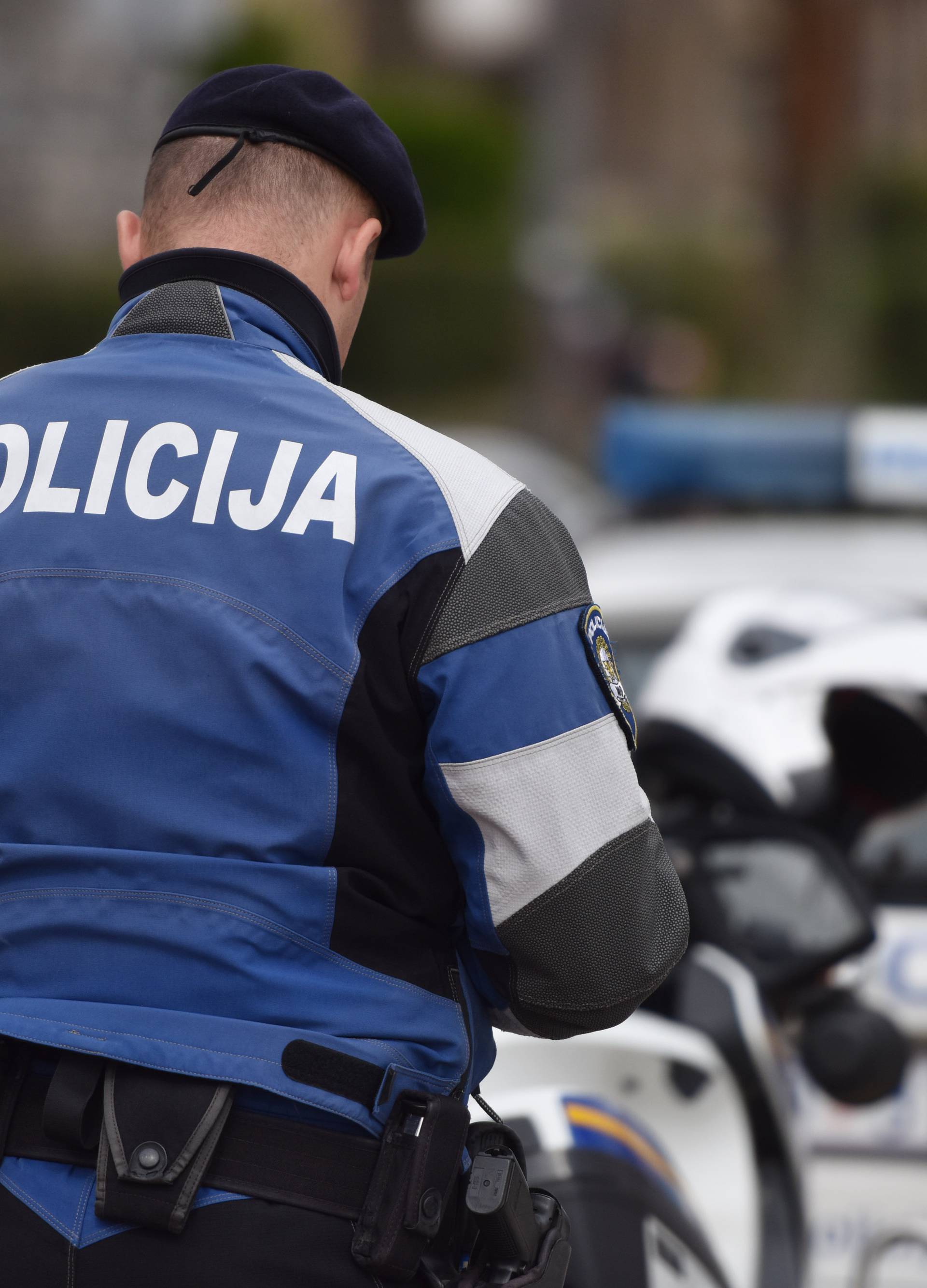 Tinejdžer u Istri vozio je pod zabranom, zakucao se u drvo