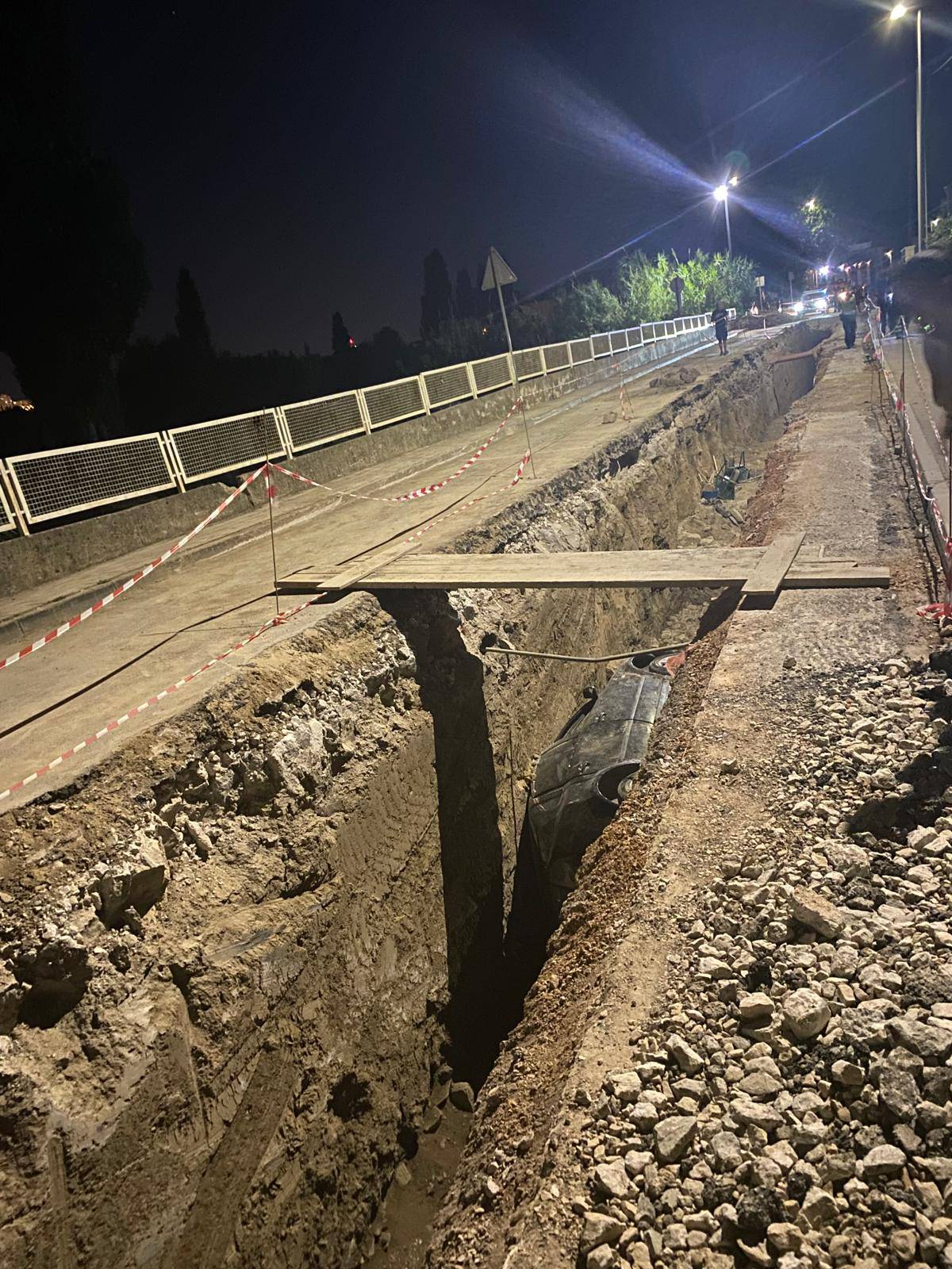 Nevjerojatno! Preletio autom i upao u kanal u Solinu. Vozilo je skršeno, a on bez težih ozljeda