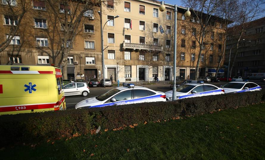 Loše im se piše: Auto ruske policije pred zgradom HDZ-a