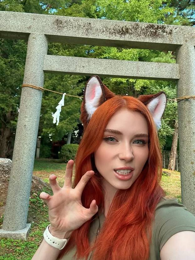 FOTO I zgodna i talentirana: Umjetnica pretvorila erotske crteže u milijunsku karijeru!