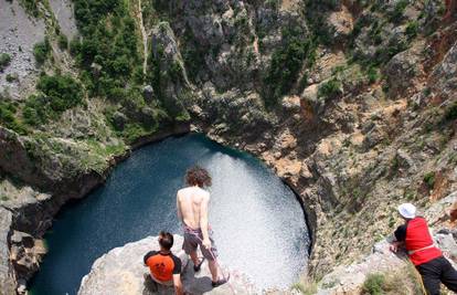 Imotski: Skakači se bacali u ponor dubok 250 metara