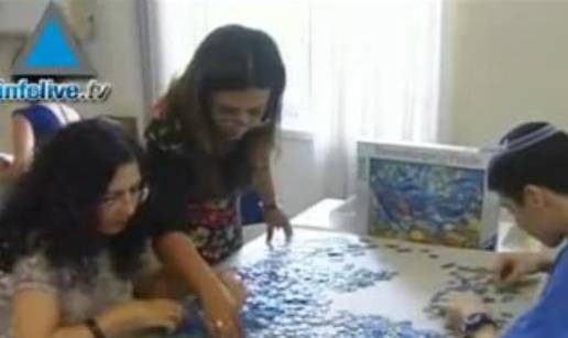 Izraelci i Palestinci u Tel Avivu zajedno slažu puzzle