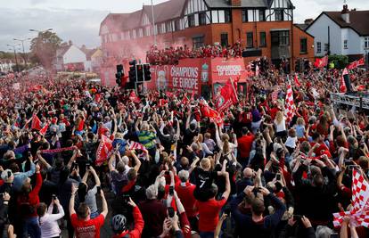 Šampion Liverpool došao kući, spektakularna parada u gradu