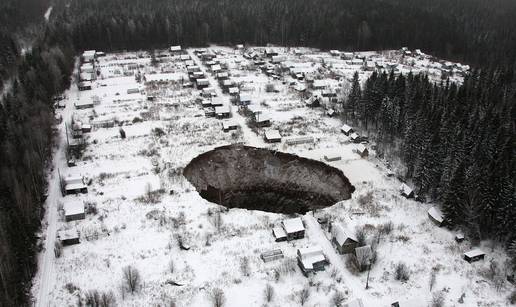 Mještani su u strahu: Ogromna rupa je progutala središte sela