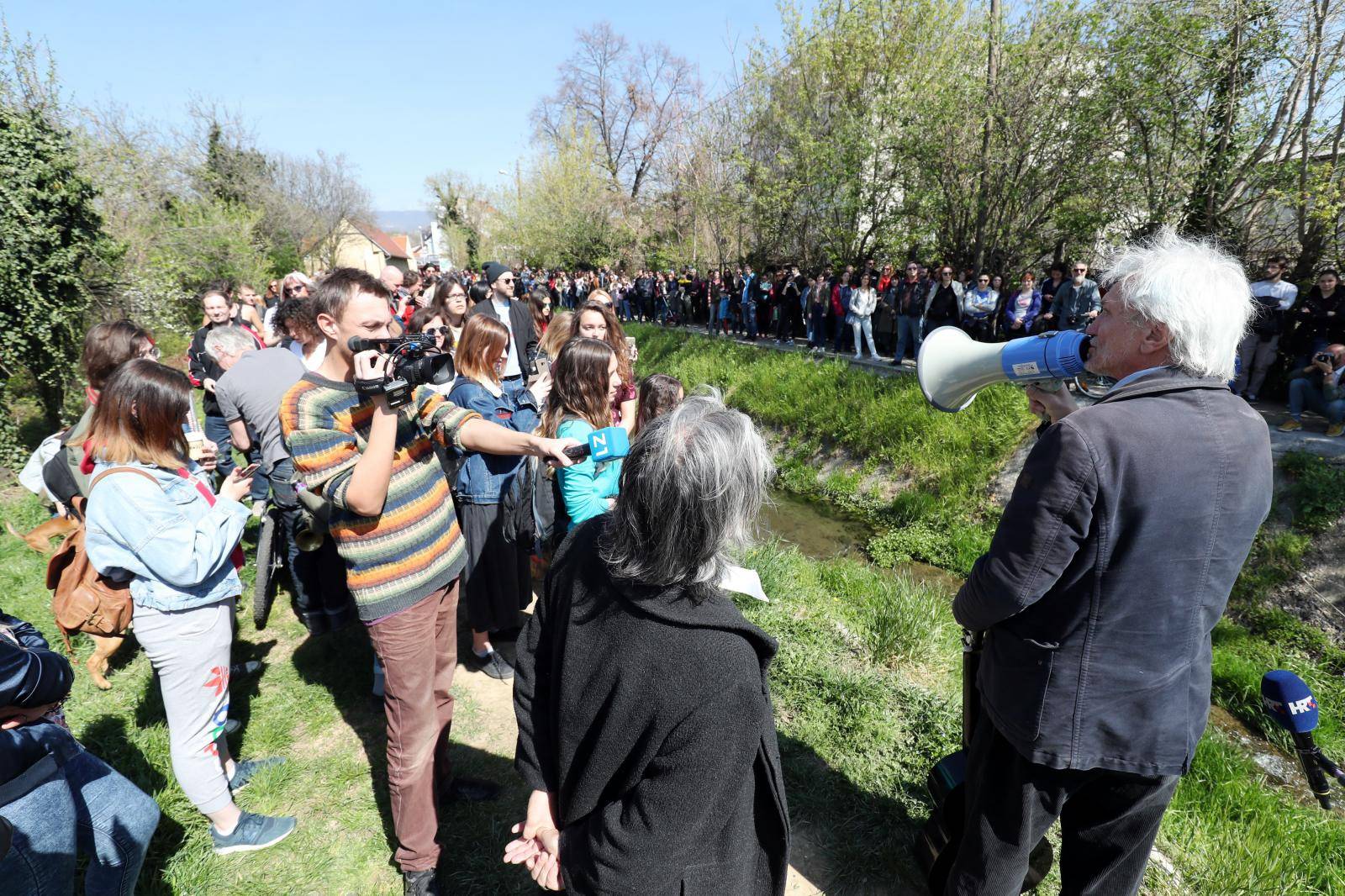 Zagreb: Darko Rundek predvodio Å¡etnju za oÄuvanje potoka Ärnomerec