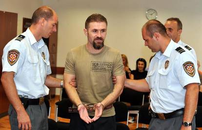 Čuvara u pritvoru suspendirali jer se "natjecao" s Kalinićem