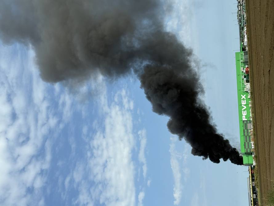 VIDEO Izbio požar u dvorištu virovitičke tvornice: 'Zapalila se plastika, smrad se širi gradom'