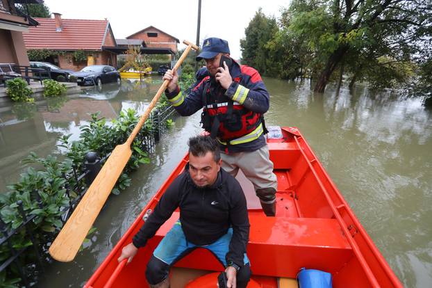 Poplavljeno naselje Brodarci uz rijeku Kupu, stanovnici spašavali  životinje 