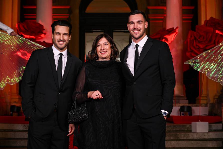 Zagreb: Dolazak uzvanika na dodjelu medijske nagrade "Večernjakova ruža" u Hrvatskom narodnom kazalištu