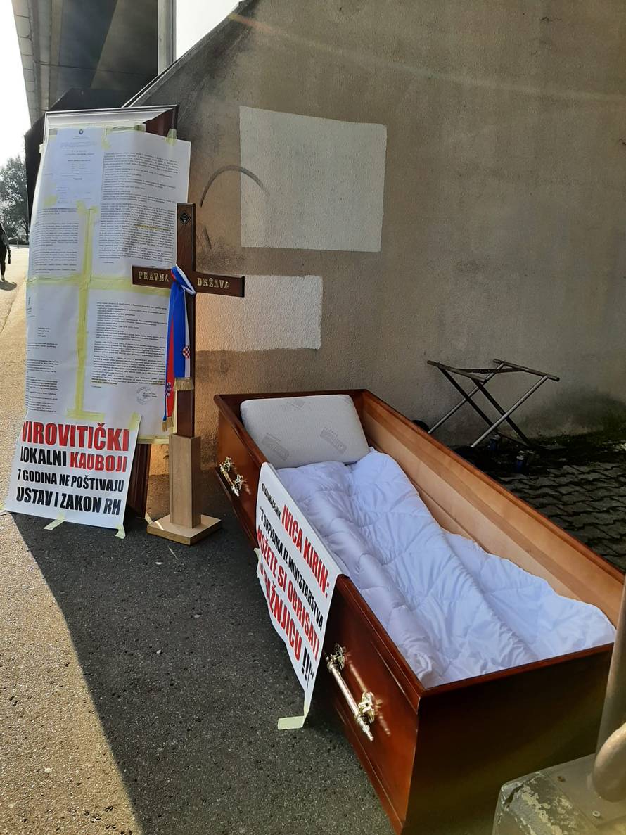 Obrtnik koji štrajka u Zagrebu proveo je noć u lijesu ispred Ministarstva: 'Ostajem ovdje'