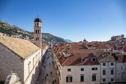 U Dubrovniku nema zime - neki uživaju na plaži u 'kupaćima'