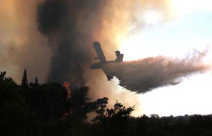 Kraj Sjevernog Velebita i dalje gori, požar gasi 84 vatrogasca