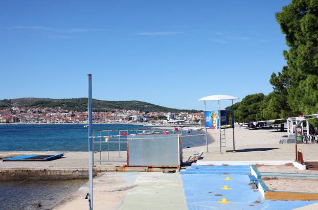 Vodice: Puste i prazne plaže ispred hotela Imperial i Hotel Olympia Sky