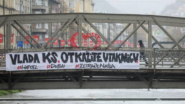 U Sarajevu postavljeni plakati i transparenti koji pozivaju na otkazivanje košarkaške utakmice Eurolige između Dubaija i izraelskog Hapoela