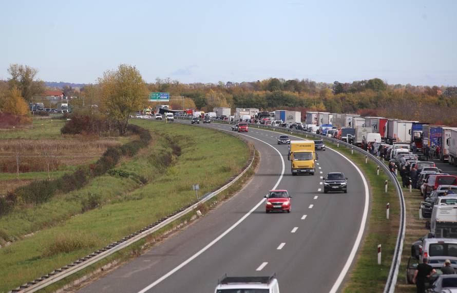 Zagreb: Zbog nesreće između Jakuševca i Kosnice stvaraju se velike gužve