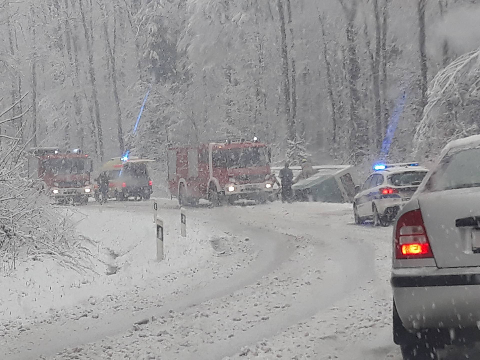 Bus završio na boku, ozlijeđeni i učenici: Provode krim istragu