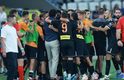 Osijek - Šibenik 1-2: Čavlina je darivao, novi prvoligaš šokirao 'bijelo-plave' na Opus Areni