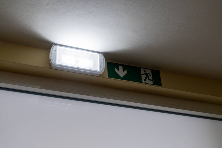 Otočac: Zbog mokrog snijega koji pada dio Like ostao bez struje