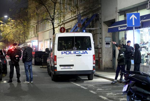 Zagreb: Maskirani muškarci otpjevali svoje ispred Srpskog kulturnog centra i razišli se nakon dolaska interventnih policajaca