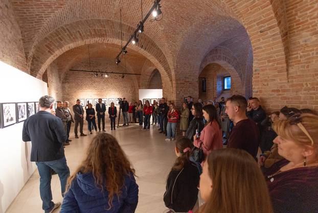 Osijek: Svečano otvorenje izložbe fotografija fotoreporterke Pixsella Emice Elveđi "Srce za Afriku"