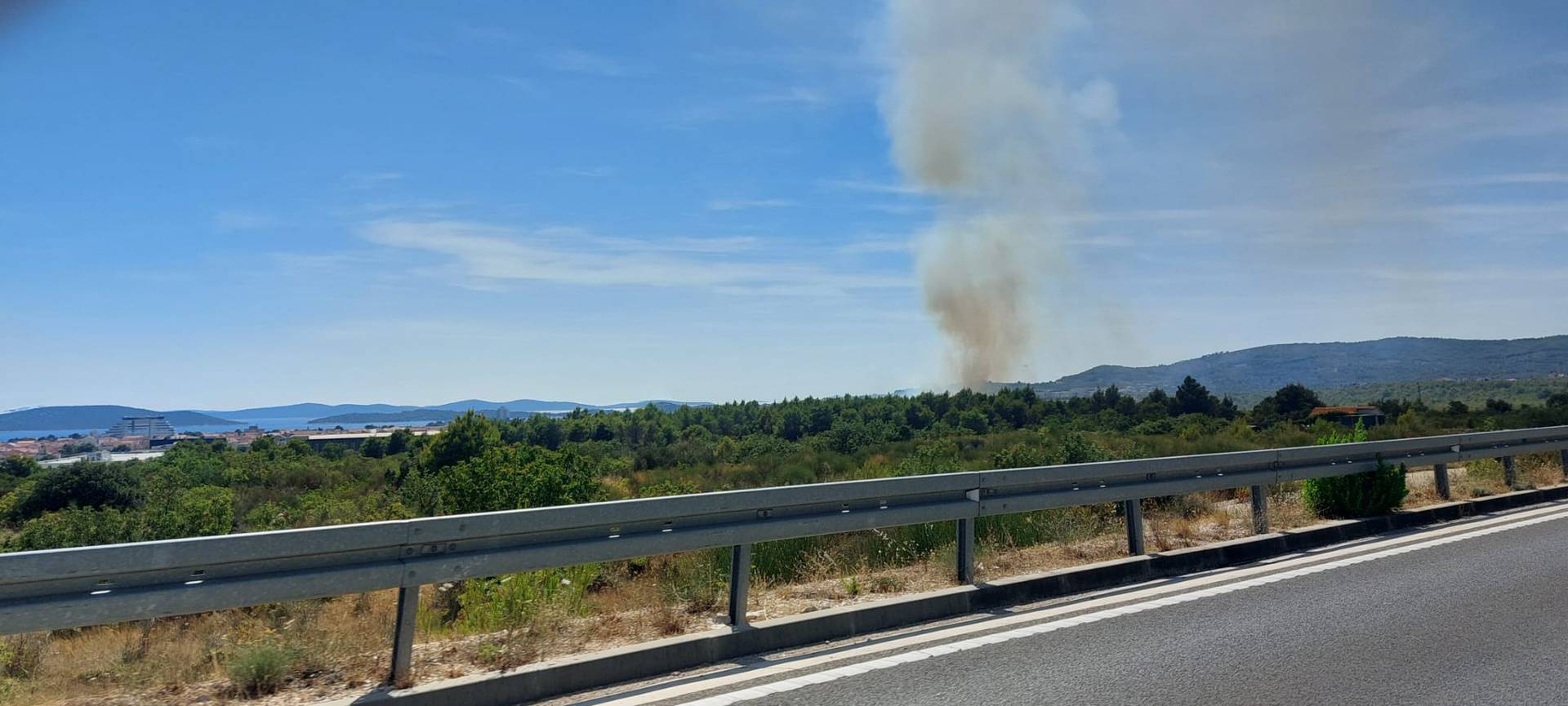 VIDEO Požar na ulazu u Vodice, digli su i više kanadera: 'Vatra je došla na 50 metara od kuća'