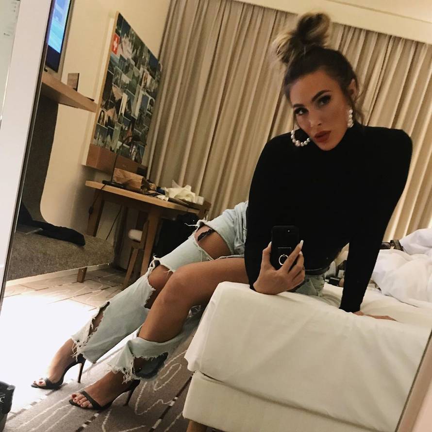 Senidah je neprepoznatljiva: S lica maknula 'tešku' šminku pa je fanovima pokazala pjegice