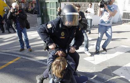 Španjolska policija nasiljem je ugušila studentske prosvjede