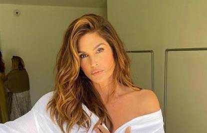 Cindy Crawford objavila fotku staru 20 godina: Pozirala mokra i u bikiniju, a fanovi 'poludjeli'