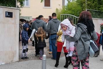 Zagreb: Brojni Äestitari okupljaju se na Srebrnjakou kako bi Braci Äestitali roÄendan