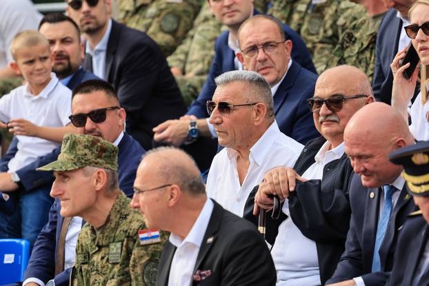 Zagreb: Dan državnosti obilježen pokaznim vježbama Hrvatske vojske i policije te prigodnim letačkim programom na kojem je sudjelovao Predsjednik Vlade Andrej Plenković i članovi Vlade