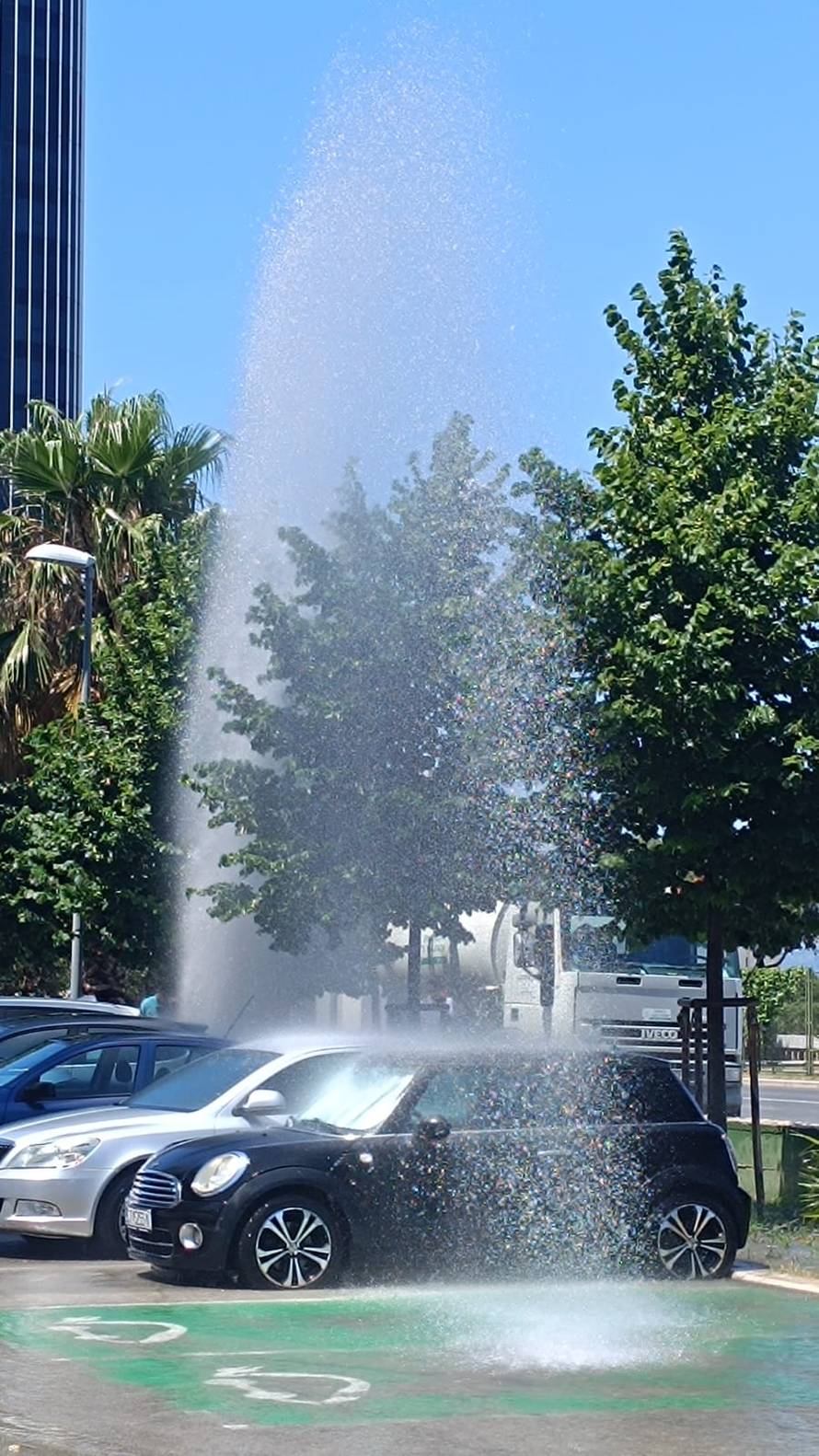 VIDEO Vodoskok u Splitu zbog hidranta: 'Barem je oprao aute, voda je šikljala 15 metara u vis'