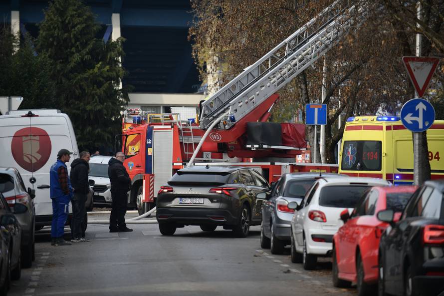 Zagreb: Vatrogasci gase požar na obiteljskoj kući u Maksimiru