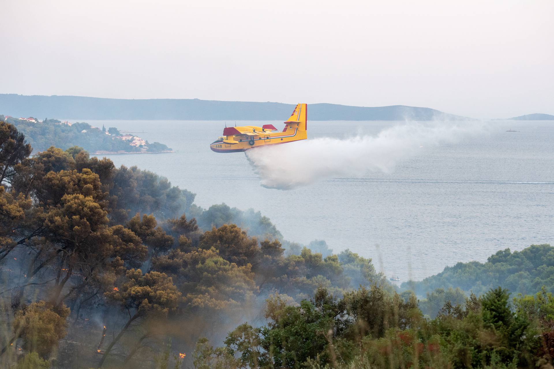 U blizini Trogira izbio požar, u gašenju pomažu i tri protupožarna aviona