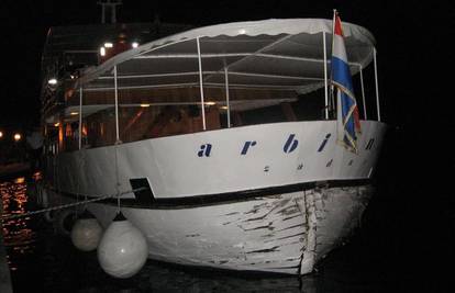Brod s VIP gostima udario u gat marine na Ugljanu