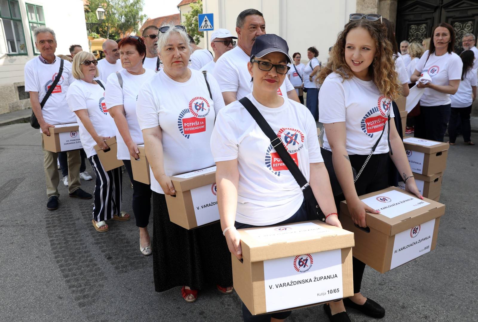 Zagreb: Predaja sakupljenih potpisa Referendumske inicijative â67 je previÅ¡eâ Hrvatskom saboru