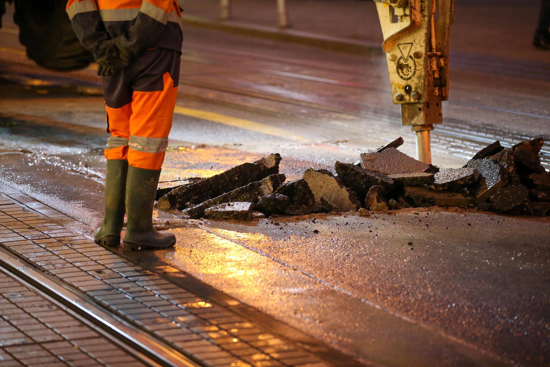 Zagreb: Stanovnici centra bez vode zbog puknuća cijevi u Frankopanskoj ulici