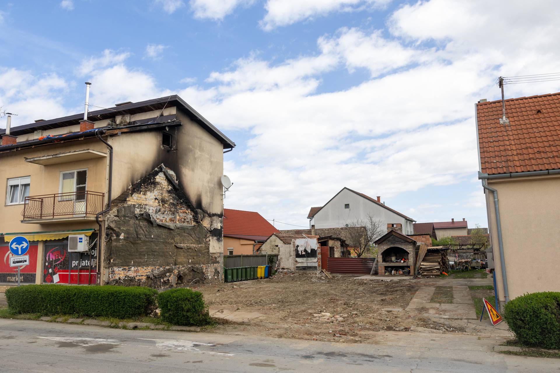 Donji Miholjac: Uklonjena obiteljska kuća koja je u potpunosti izgorjela