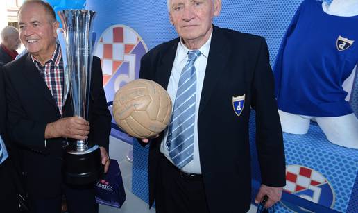 To su pravi šampioni! Trofej i lopta iz '67. izloženi na Trgu