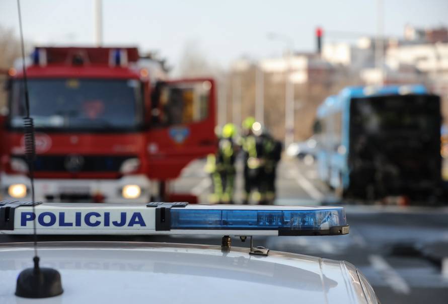 Zagreb: Vatrogasci ugasili poÅ¾ar na autobusu ZET-a na izlasku iz naselja Dugave
