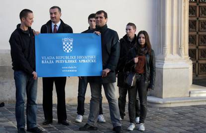 HČSP je pred Vladom razvio plakat s dvojezičnim natpisom