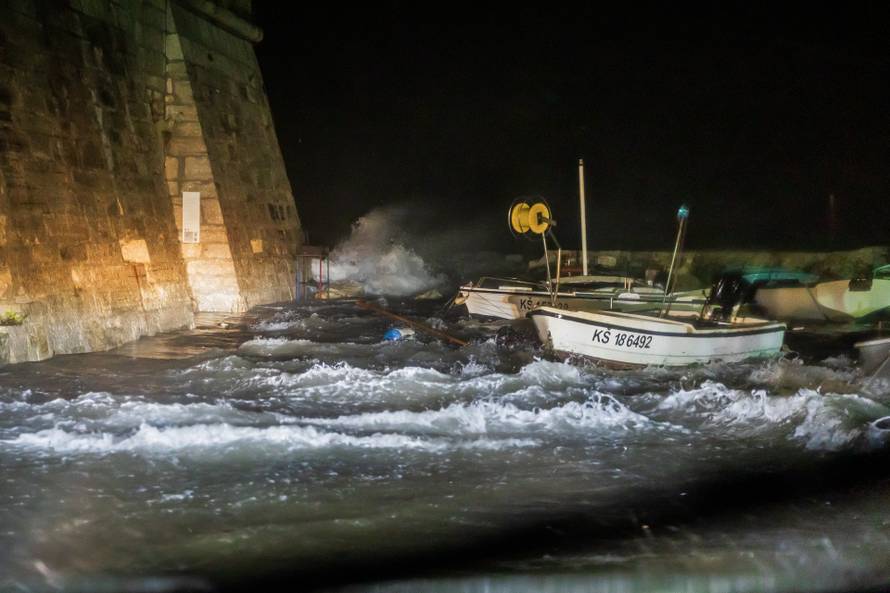 Kaštela: Ciklonalna plima poplavila rivu i okolne ulice