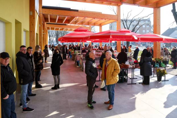 Zagreb: Gradonačelnik Tomislav Tomašević i Luka Korlaet otvorili rekonstruiranu i dograđenu tržnicu Vrapče