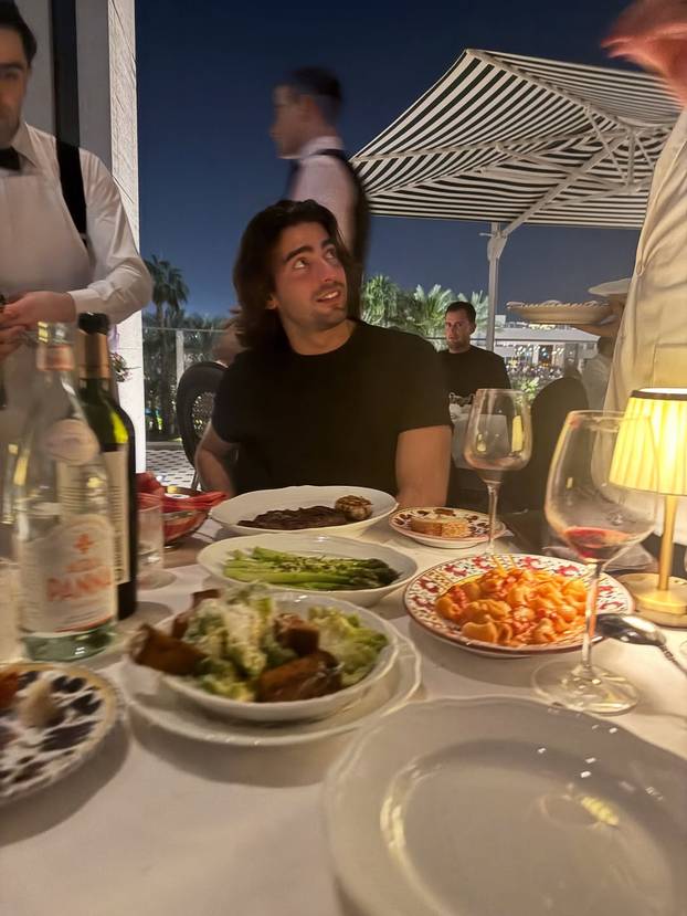 Za njih nema hladnoće i magle! Šime i Maja u badićima pozirali kraj bazena, 'padali' i zagrljaji