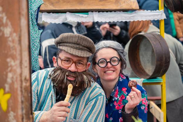 FOTO Omišljani uživali u 'bljak' klopi: Juha od kamika, rozi na bljak, šporka bruschetta...