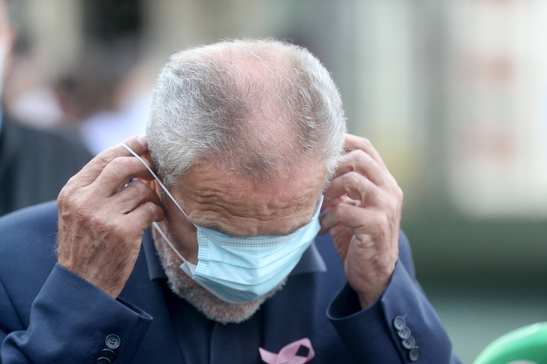 Zagreb: Gradonačelnik Bandić uložio velik trud da ispravno stavi zaštitnu masku