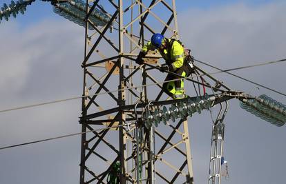 Stručnjak za elektroenergetiku: 'Kod pada 400 kv dalekovoda, svi  u liniji su u većem problemu'
