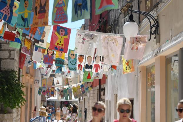 Šibenik: Uoči 62. Međunarodnog festivala djeteta stara gradska jezgra uređena je s crtanim zastavicama 