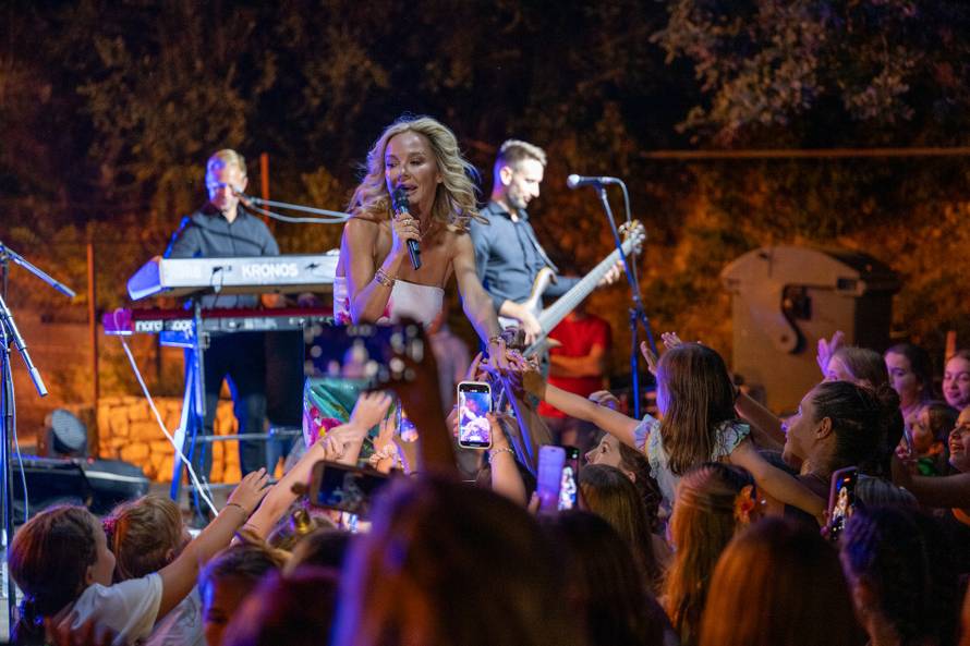 Zaton: Zatonsko ljeto,  koncert Maje  Suput