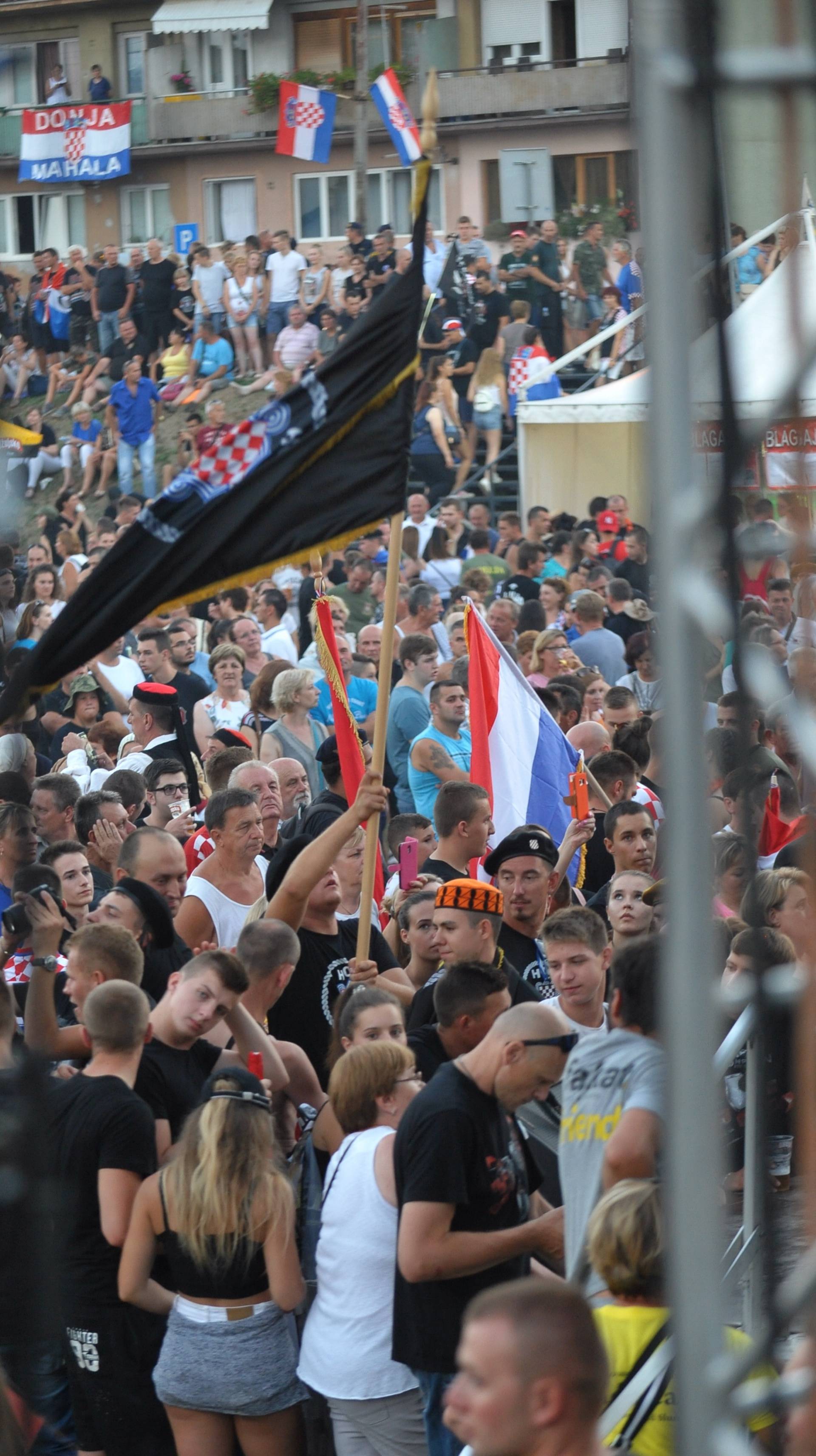 Baklje i zastave: Thompsona došlo slušati oko 10.000 ljudi